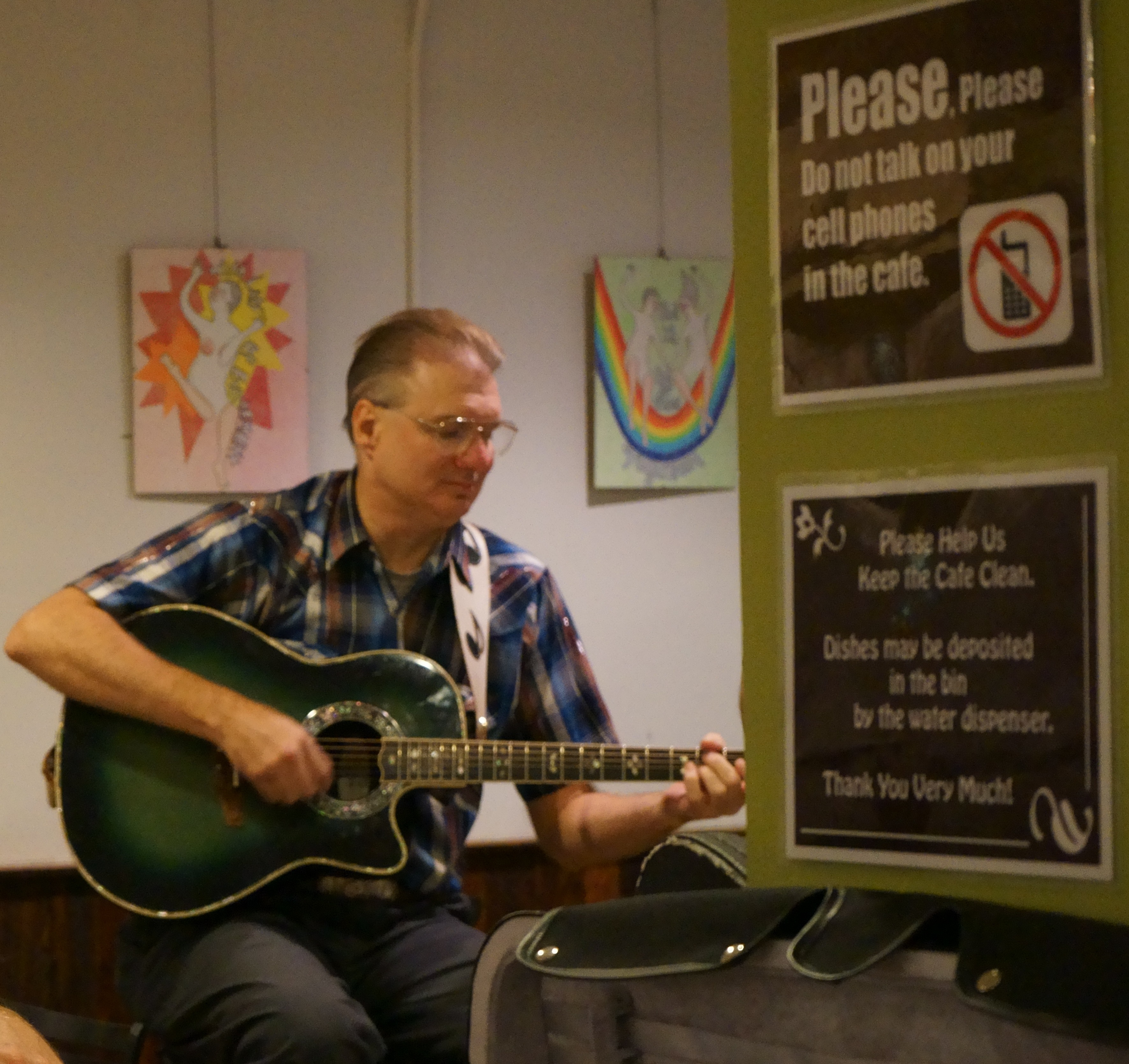 Gary Elders pickin' away